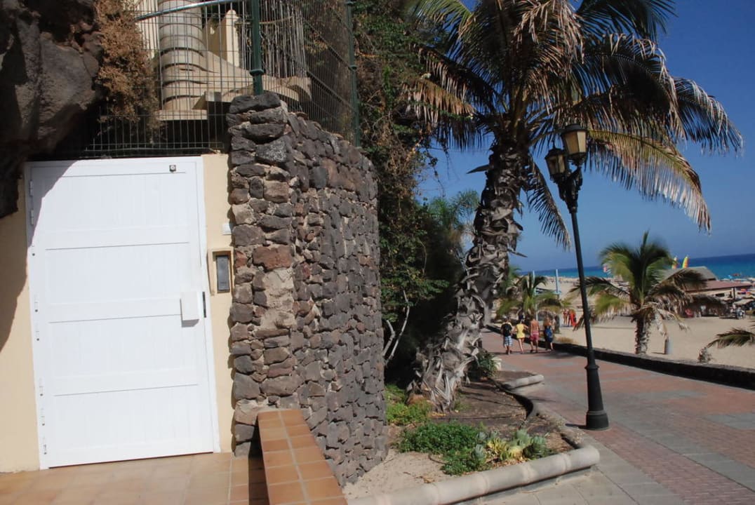 Gesicherte Tür vom Strand ins Hotel Hotel Riu Palace Jandia