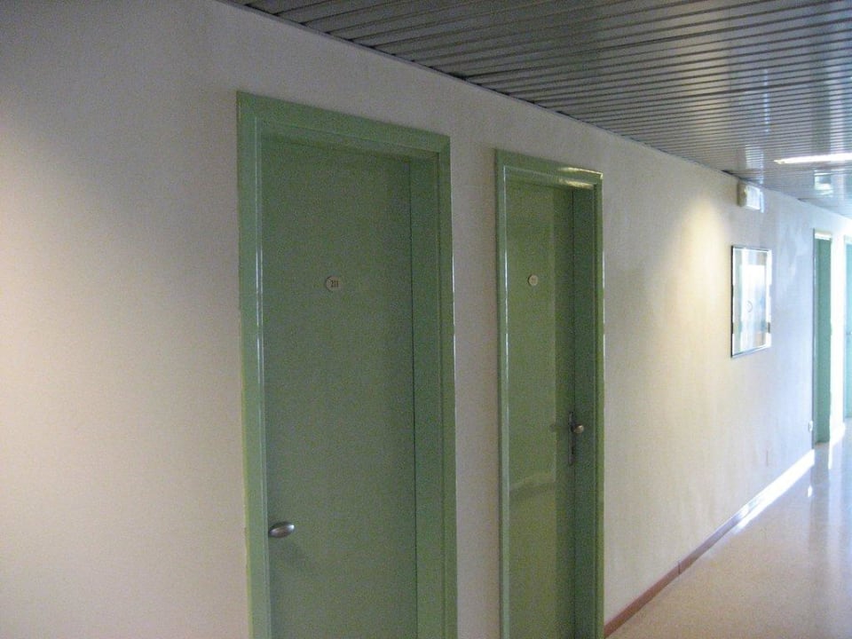 Flur zu den Zimmern Hotel Luna