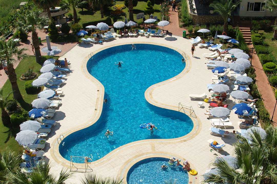 Widok z balkonu na basen Aska Bayview Resort