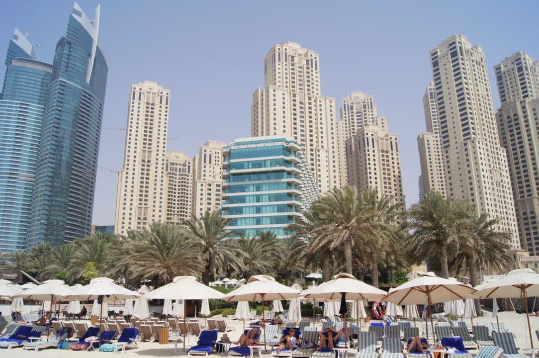 Das Hotel (in der Mitte) Hilton Dubai Jumeirah
