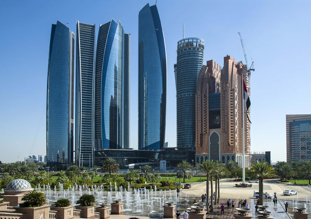 Blick vom Haupteingang zu den Etihad Towers Emirates Palace Mandarin Oriental