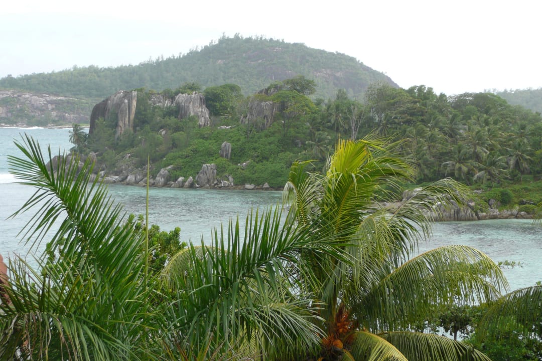 Blick vom Garten auf die Insel L'Islette Hotel Eden's Holiday Villas