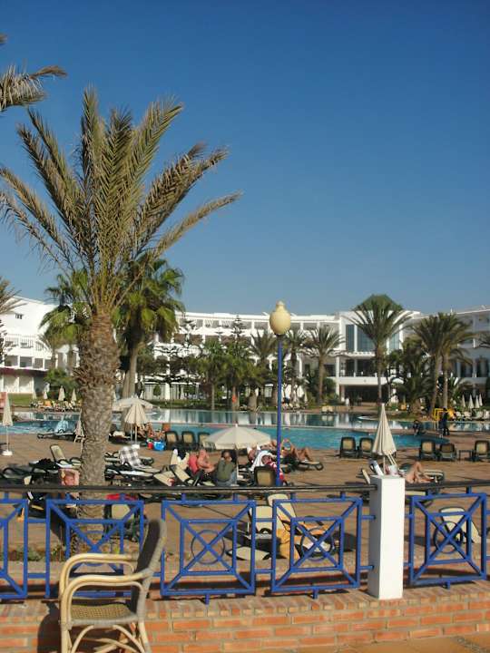 Poolterrasse mit Sicht auf das Hotel Iberostar Waves Founty Beach