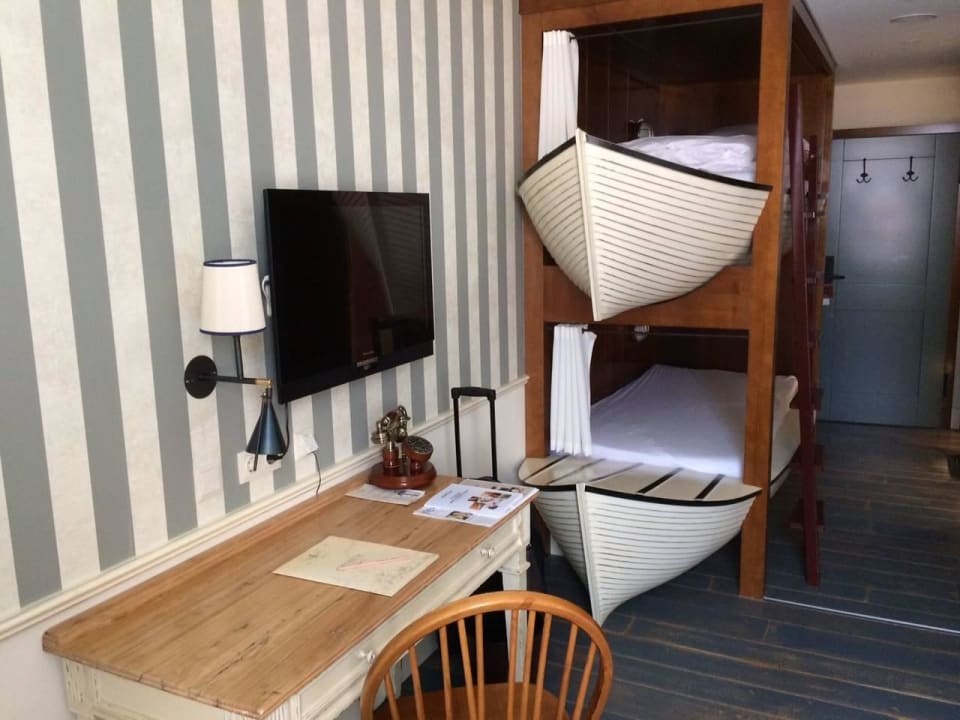 Flachfernseher und zwei Kinderbetten in Bootform Hotel Bell Rock Europa-Park