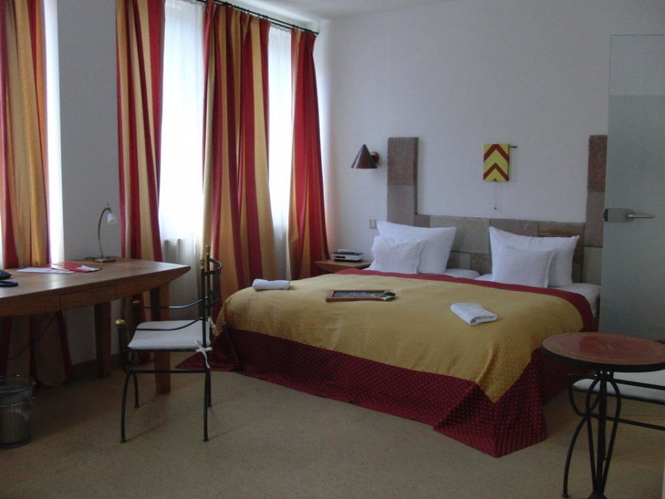 Zimmer mit Bett Hotel Drei Raben