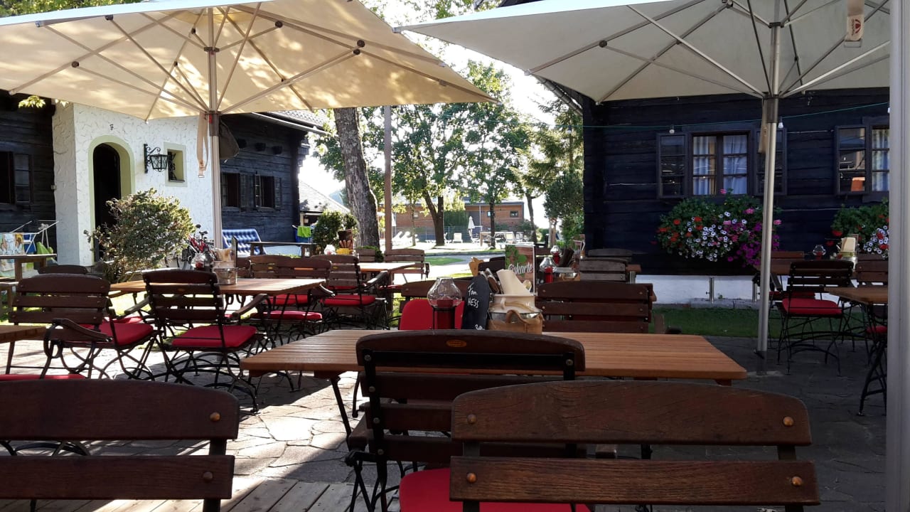 Biergarten des Dorfwirts Naturel Hoteldorf Seeleitn