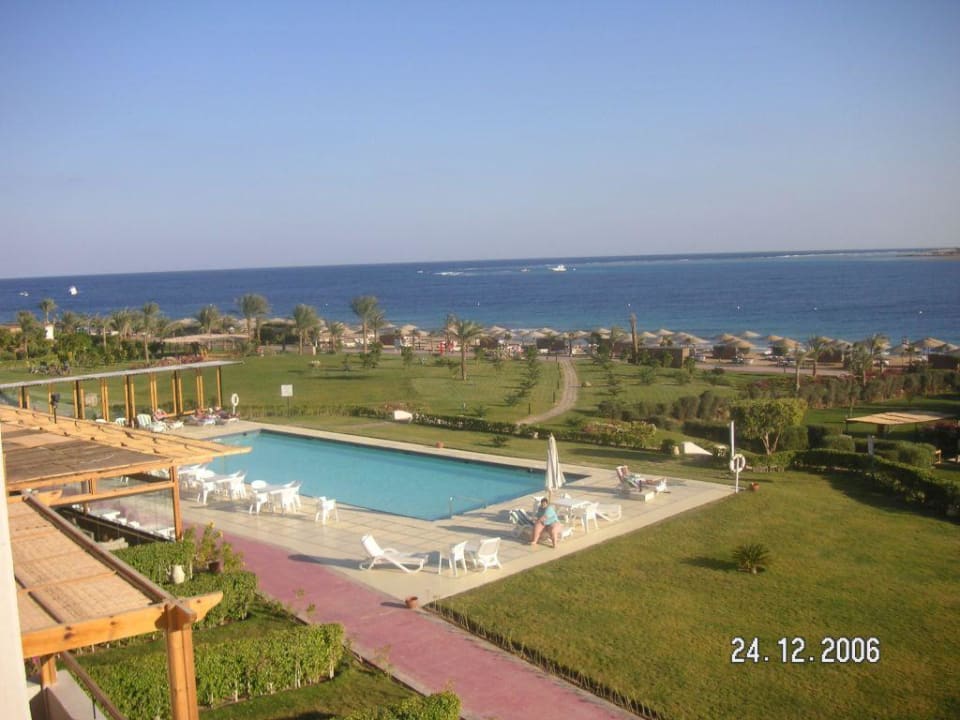 Ausicht nachmittags auf Pool Strand Fort Arabesque Resort, Spa & Villas