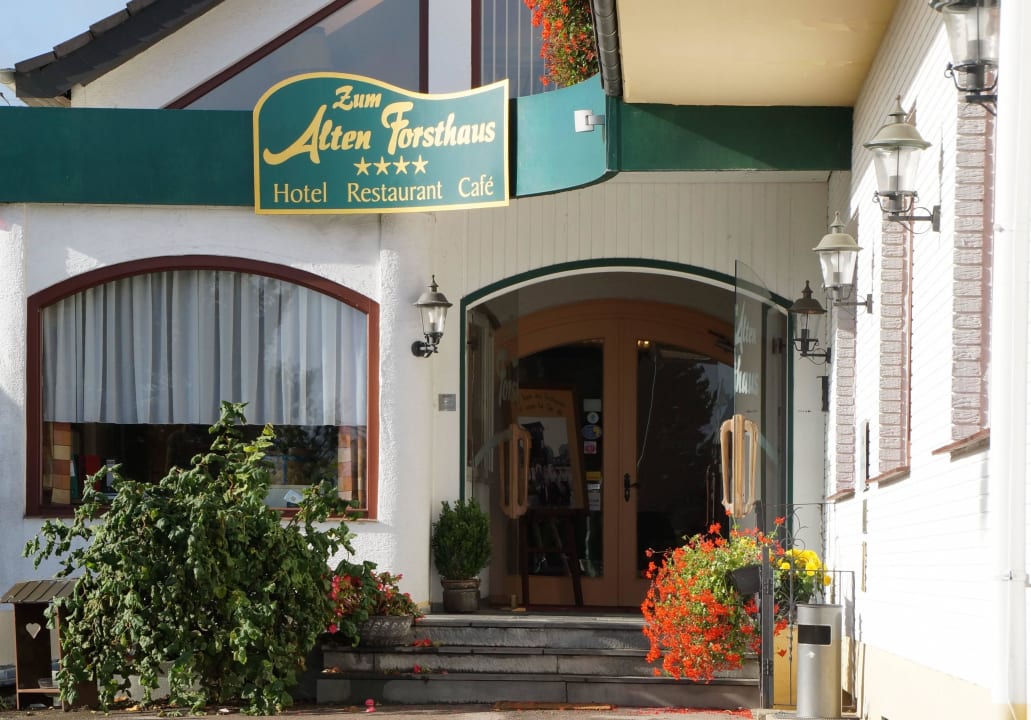 Hoteleingang Land-gut-Hotel Zum Alten Forsthaus - Aufladestation f. Elektroautos vorhanden