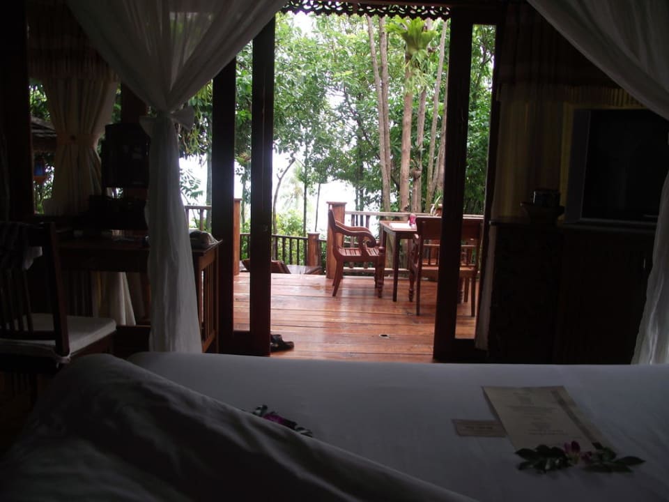 Blick vom Zimmer auf die Terrasse Santhiya Koh Phangan Resort & Spa