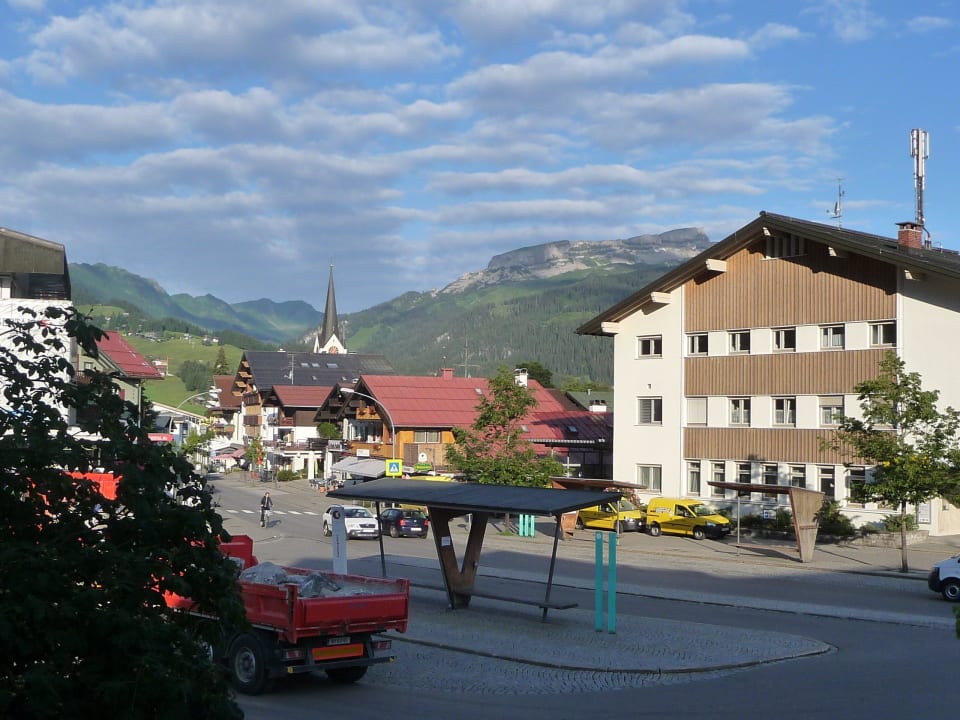 Blick von der Terrasse auf den Buisbahnhof Hotel Jagdhof