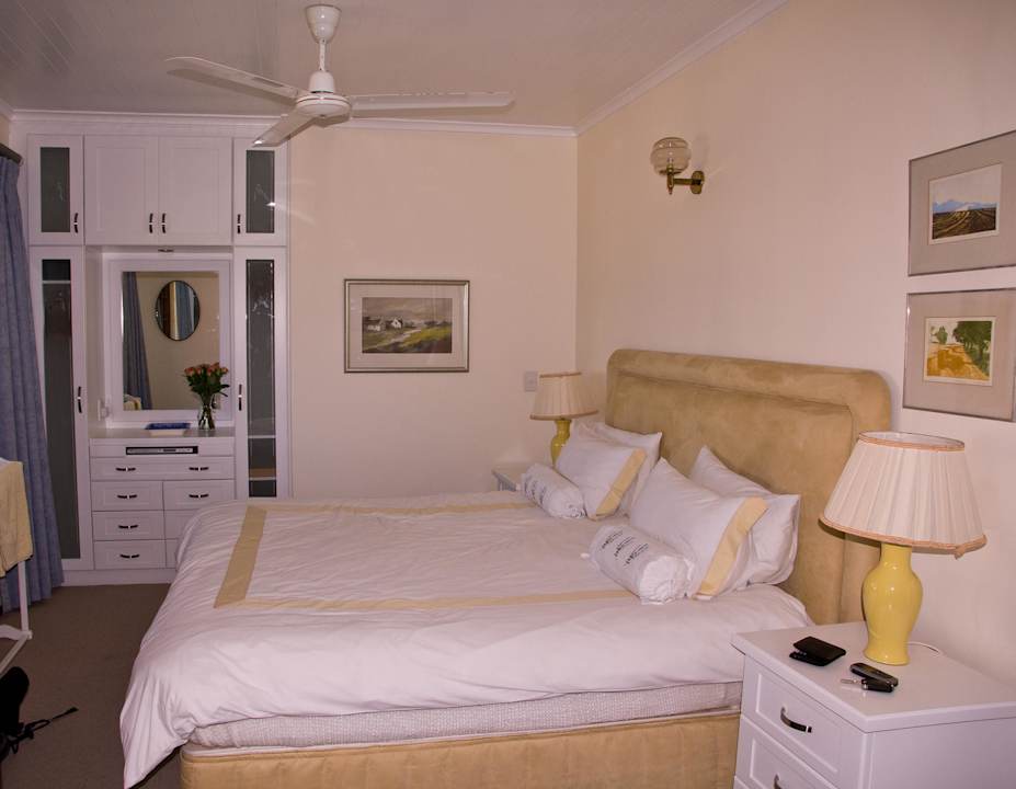 Schönes gemütliche Bett Halcyon Guest House