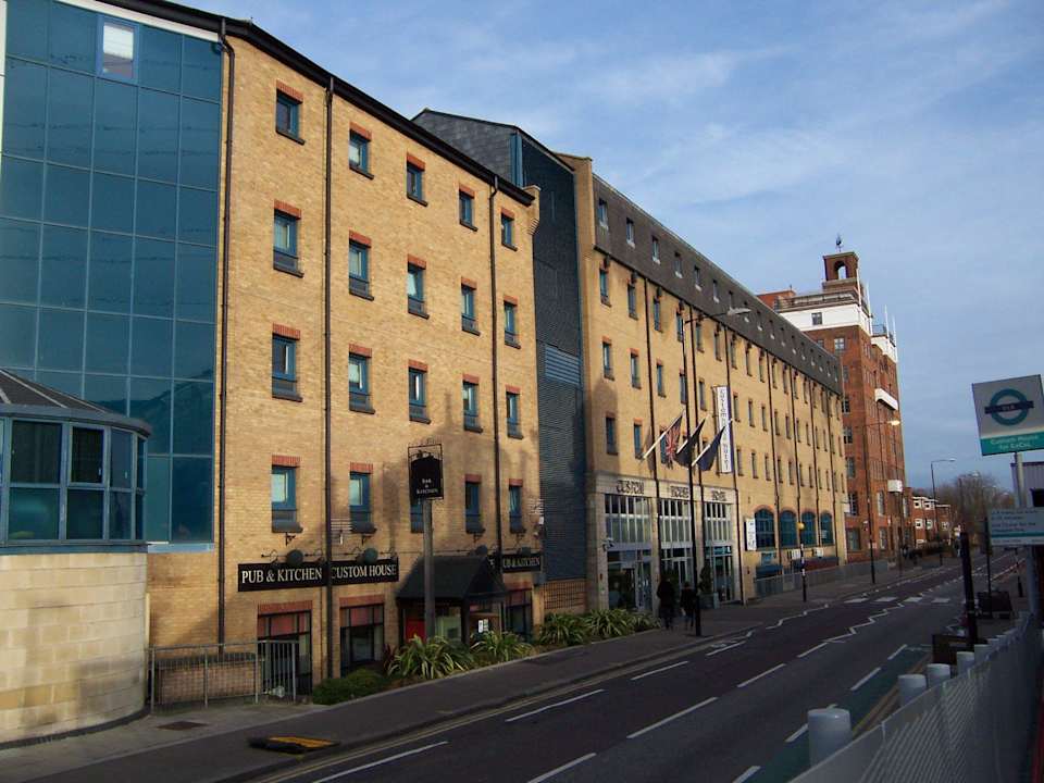 Hotel von außen, gegenüber ist DLR Station ibis Styles London Excel
