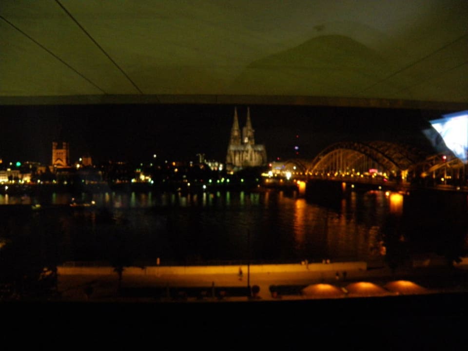 Vista di notte Hyatt Regency Köln