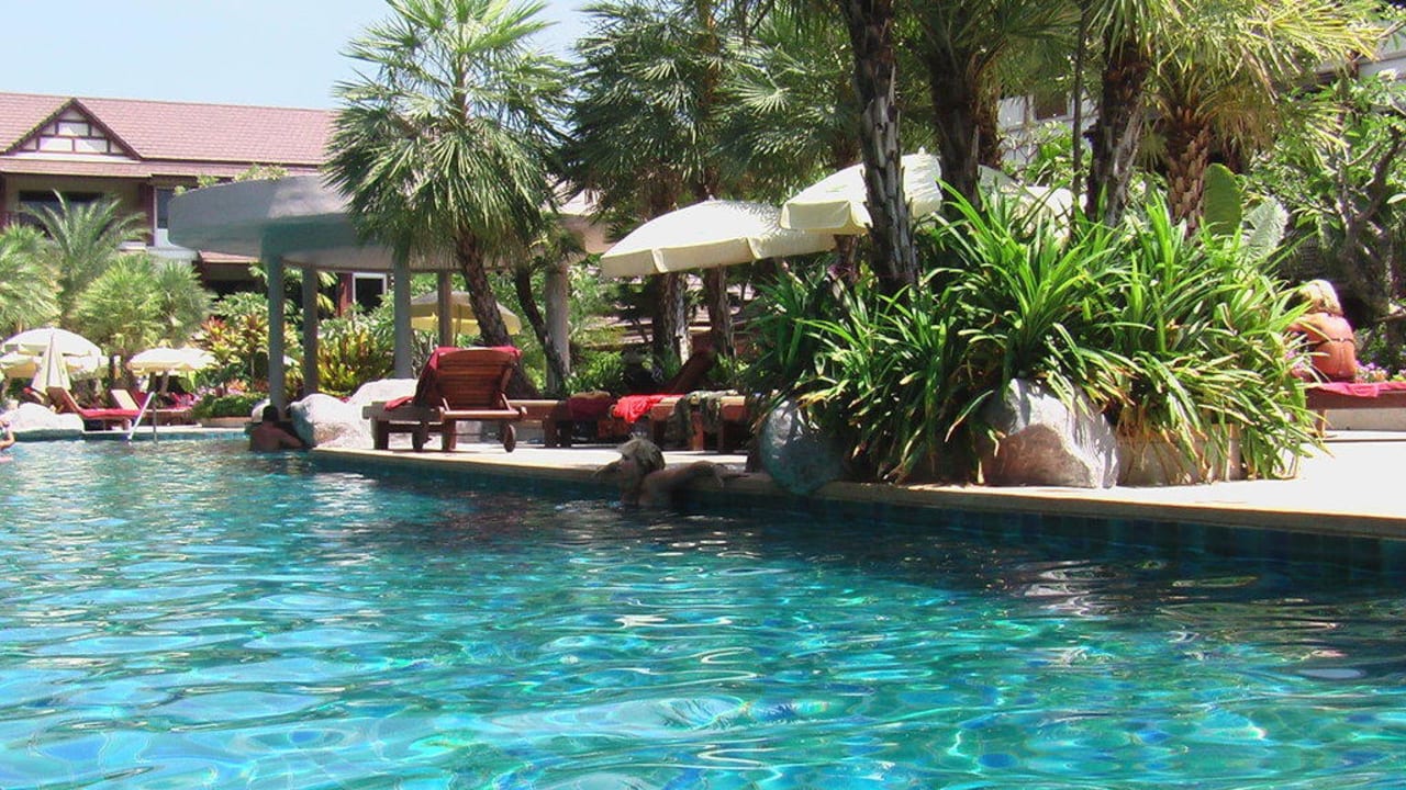 schöner, langer Pool Kata Palm Resort & Spa