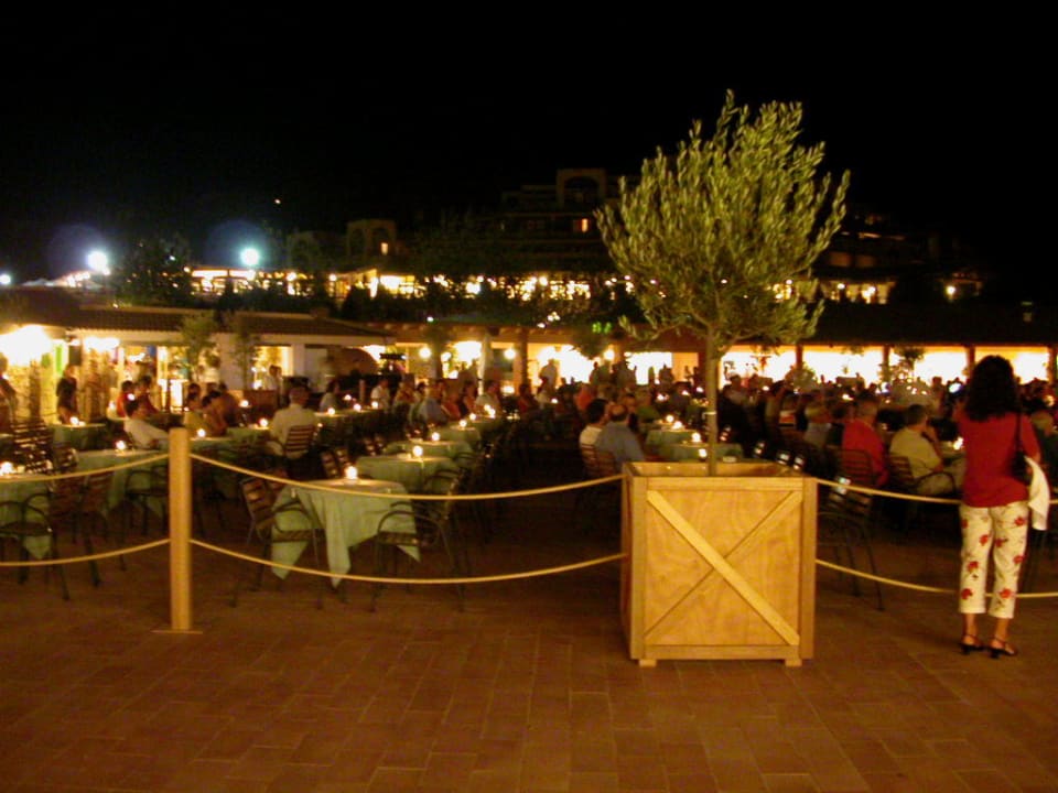 Piazza mit Showbühne Conrad Chia Laguna Sardinia