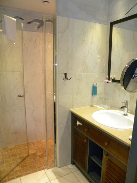 Das 1. Badezimmer mit Dusche Hotel Bell Rock Europa-Park