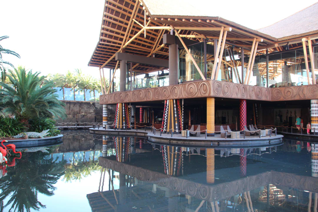 Blick auf die Hotelmitte Lopesan Baobab Resort
