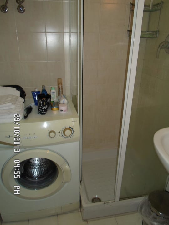 Der etwas schmale Duscheingang Bayview Hotel by ST Hotels