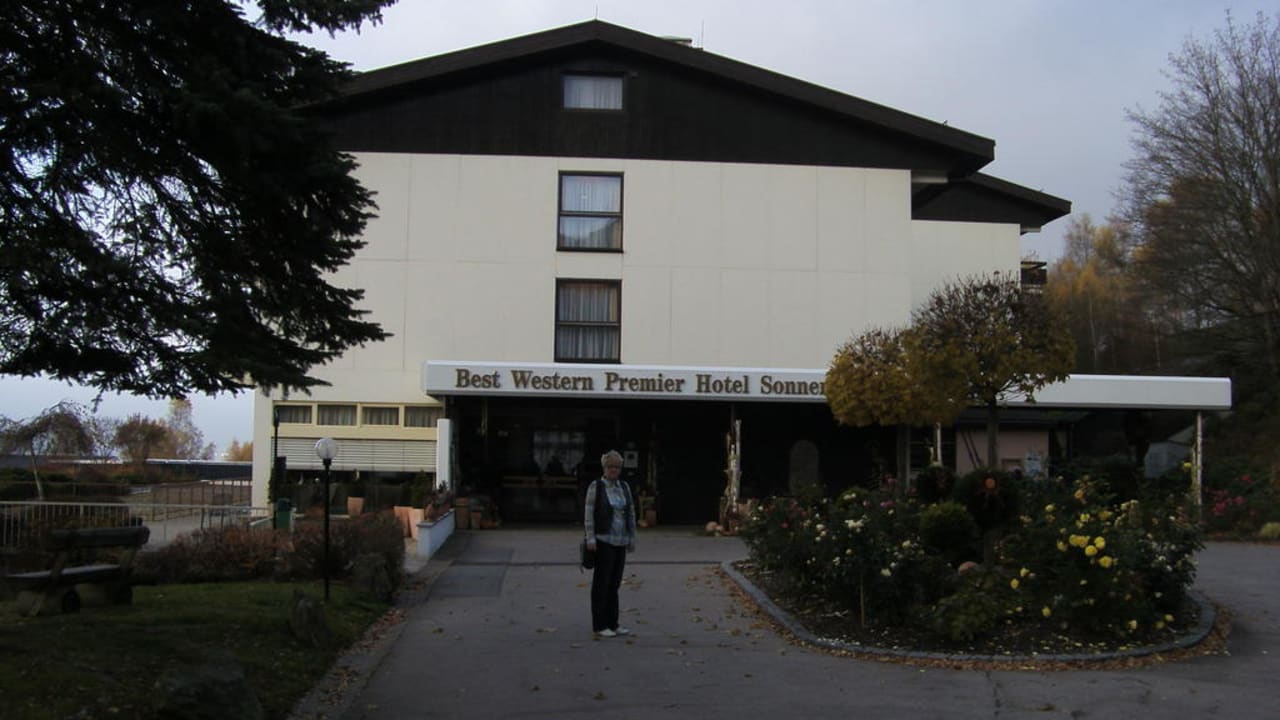 Vor dem Holeleingang Hotel Sonnenhof