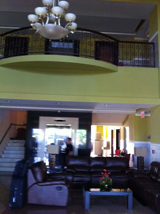 Lobby Beverly Hills Hotel & Suites