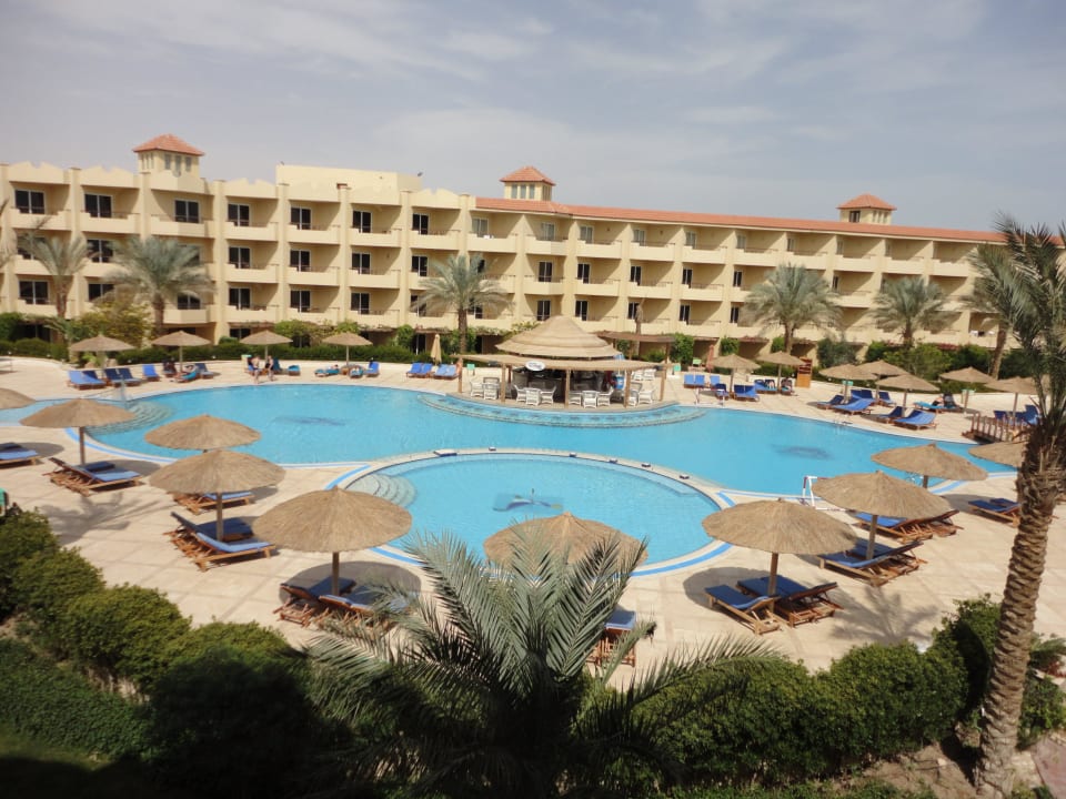 Вид из окна нашего номера Amwaj Beach Club Abu Soma Resort