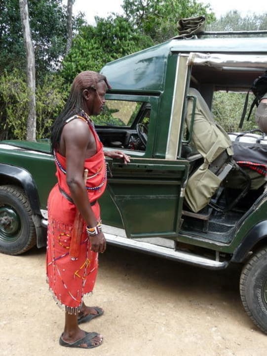 Kinanta an unserem Safarijeep Mara Timbo Camp