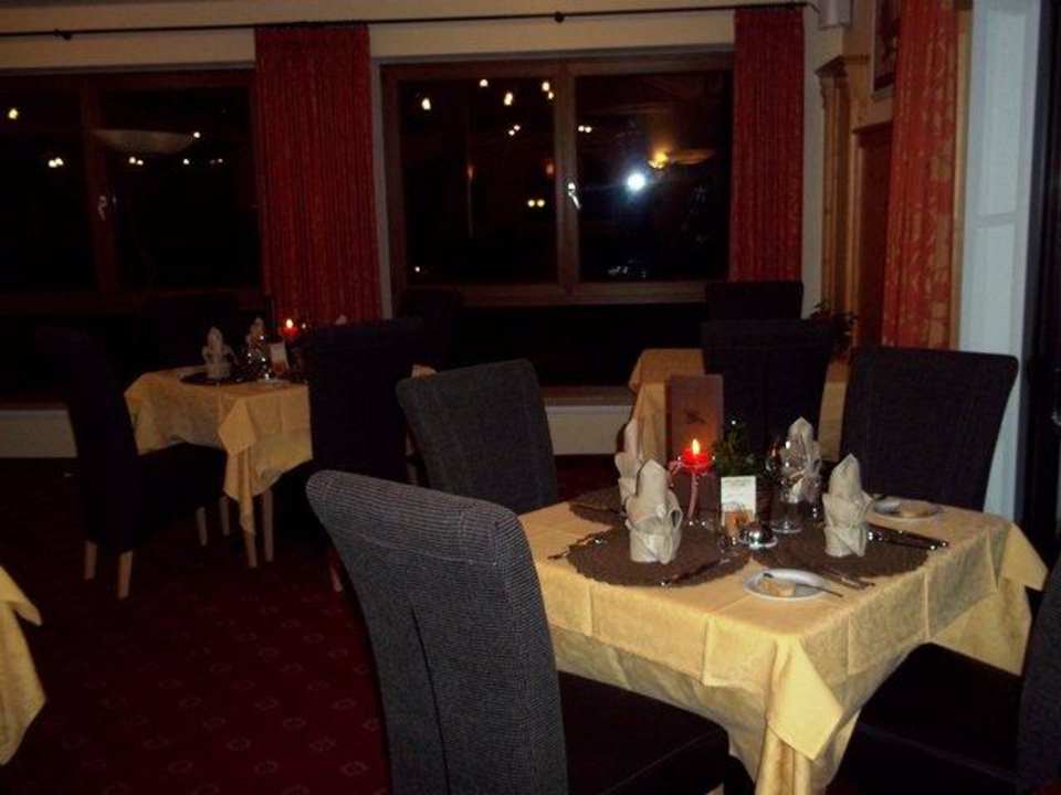 Speisesaal kurz vor dem Abendessen Alphotel Tyrol
