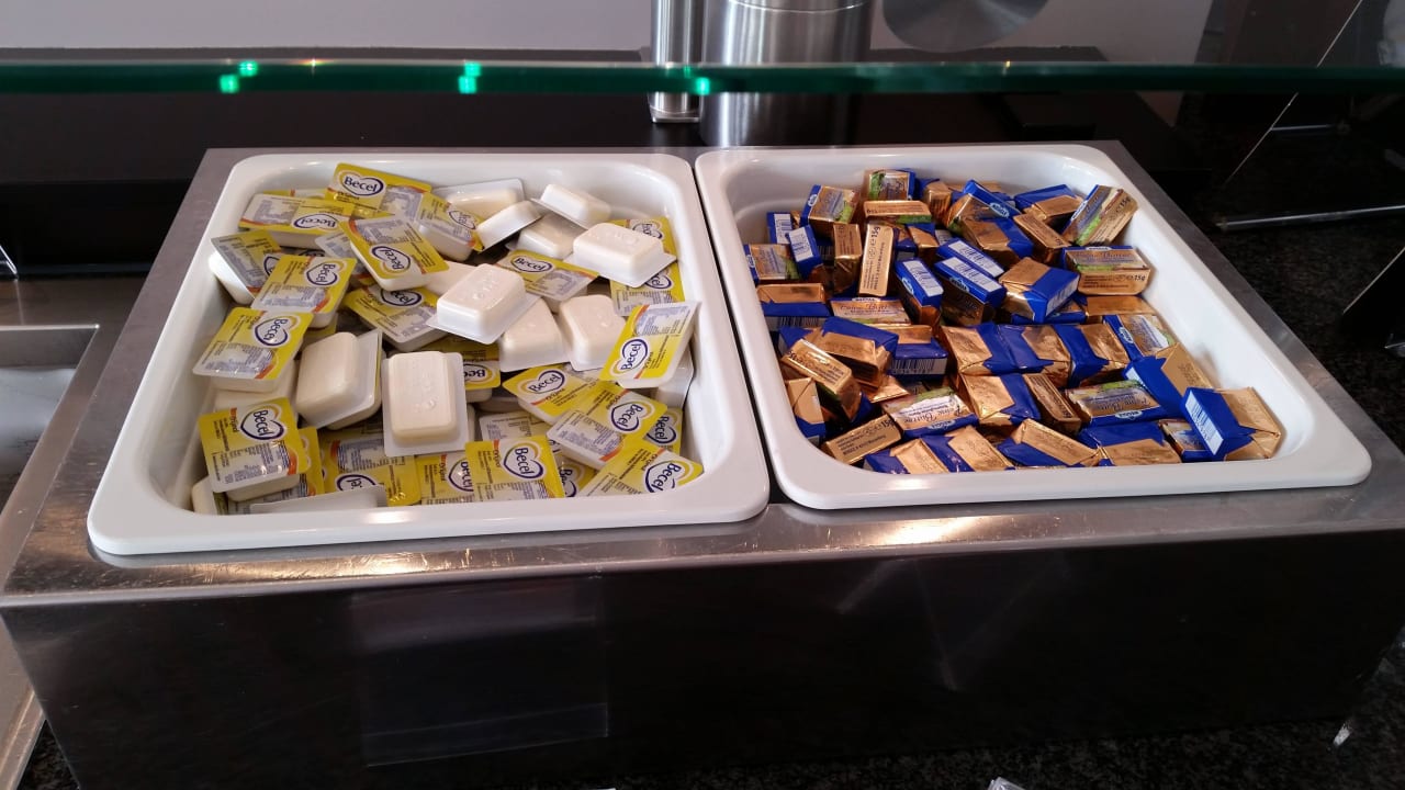 Auswahl beim Frühstück Holiday Inn Express Frankfurt - Airport