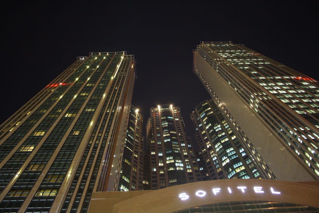 Das Hotel bei Nacht Sofitel Abu Dhabi Corniche