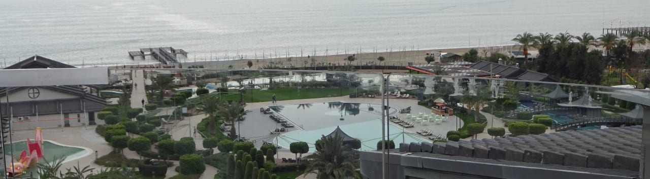 Balkongeländer nur halb fertig - oder beschädigt? Limak Lara Deluxe Hotel & Resort