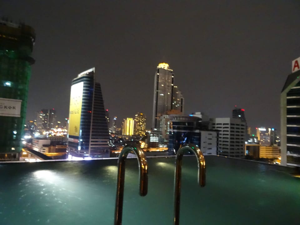 Pool bei Nacht Eastin Grand Hotel Sathorn