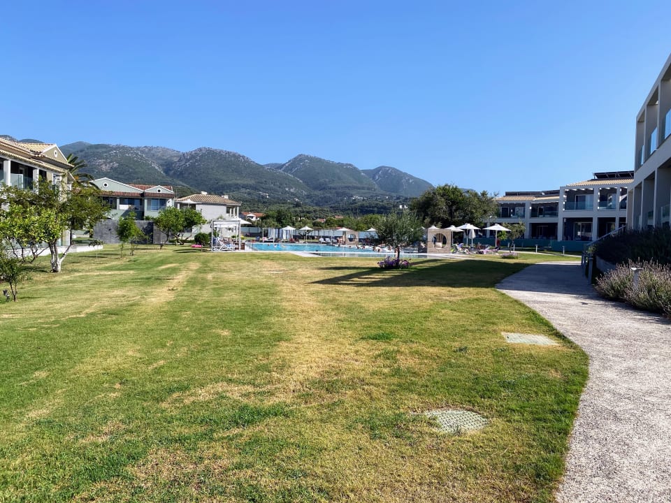 Gartenanlage Acharavi Beach Hotel