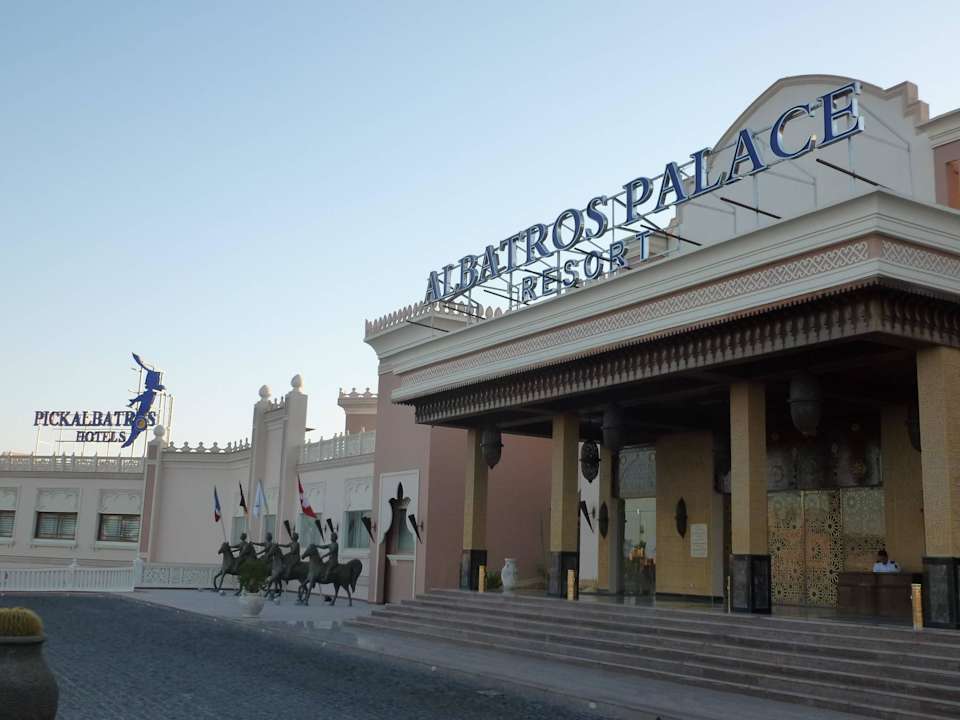 Am Eingang Pickalbatros Palace Resort