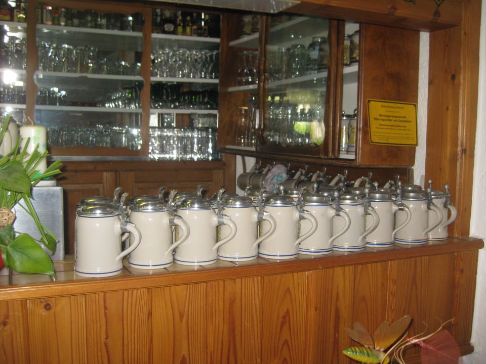 Theke mit Bierkrügen Landgasthof Zur Taverne