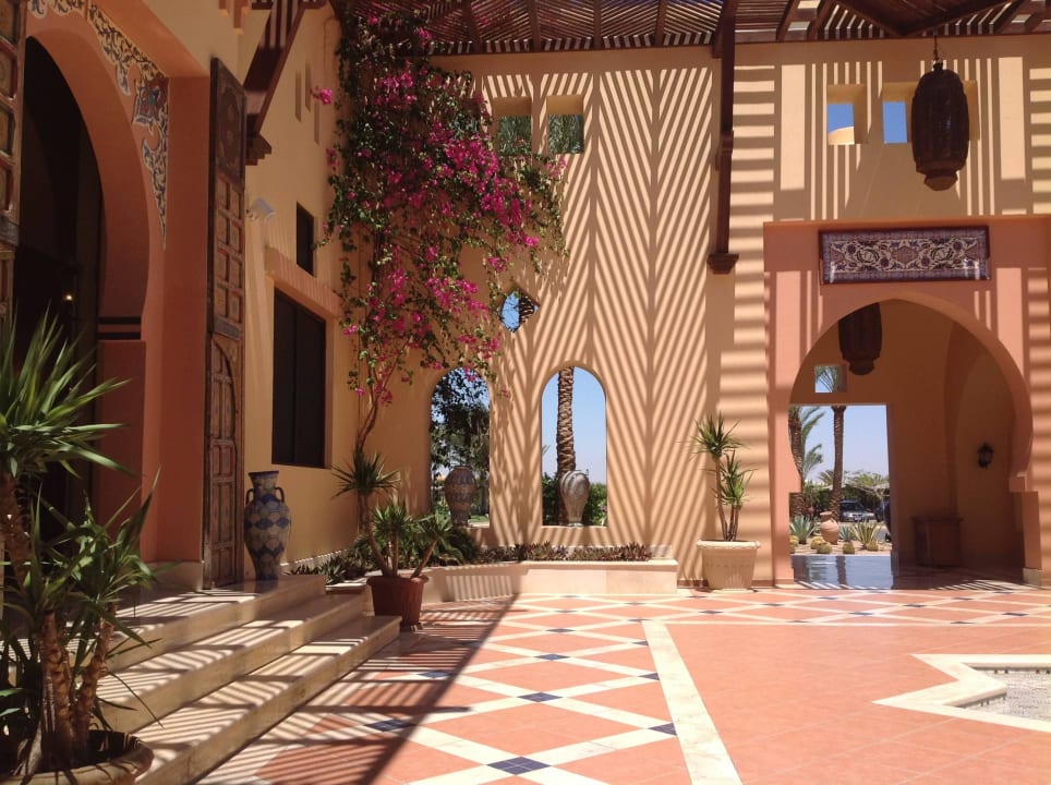 Ingang Coraya beach resort Steigenberger Coraya Beach - Adults only