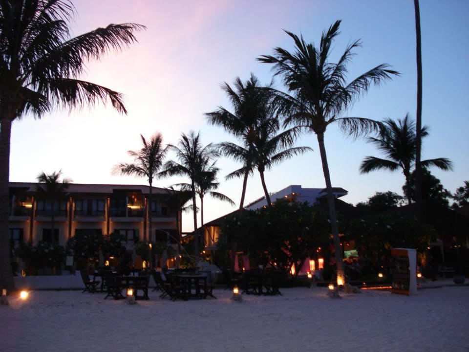 in der Abenddämmerung. Iyara Beach Hotel