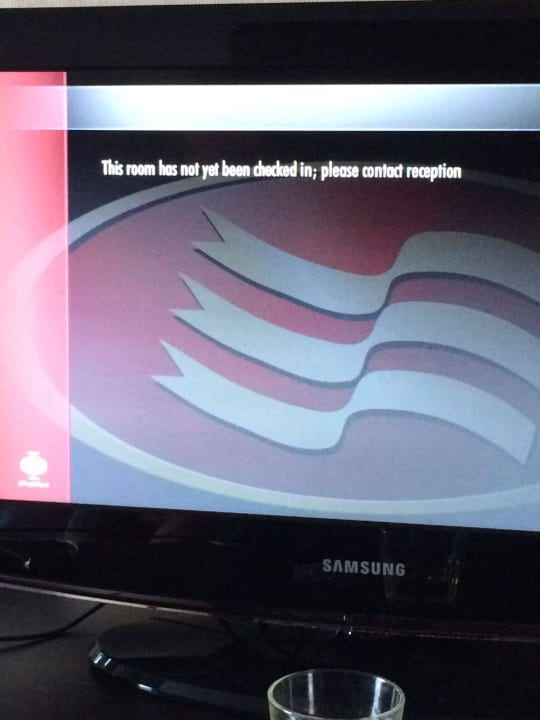 Abreisetag Früh um 8 der TV ausgeschaltet Leonardo Royal Hotel Den Haag Promenade