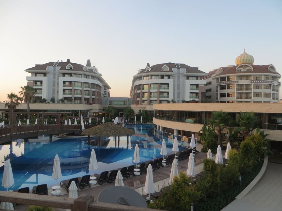 Rechts (Ostseite)Kirman Hotels Belazur Sherwood Dreams Resort