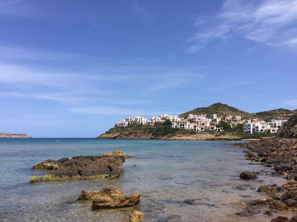 Blick vom Strand auf die Ferienanlage FERGUS Club Carema Splash