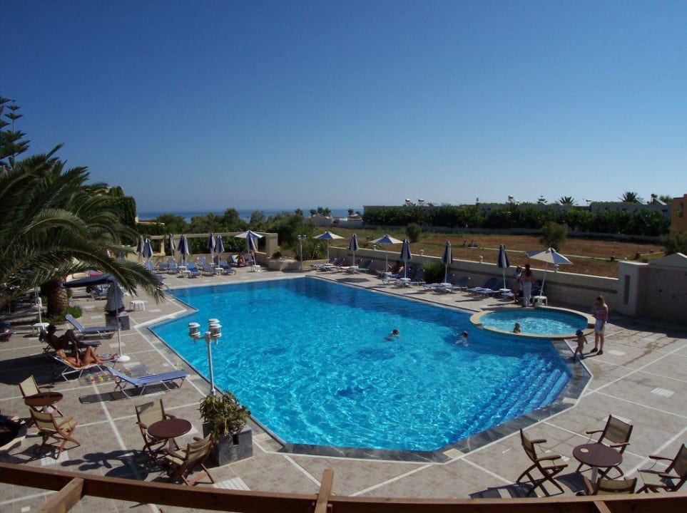 schöner Pool Vantaris Luxury Beach Resort