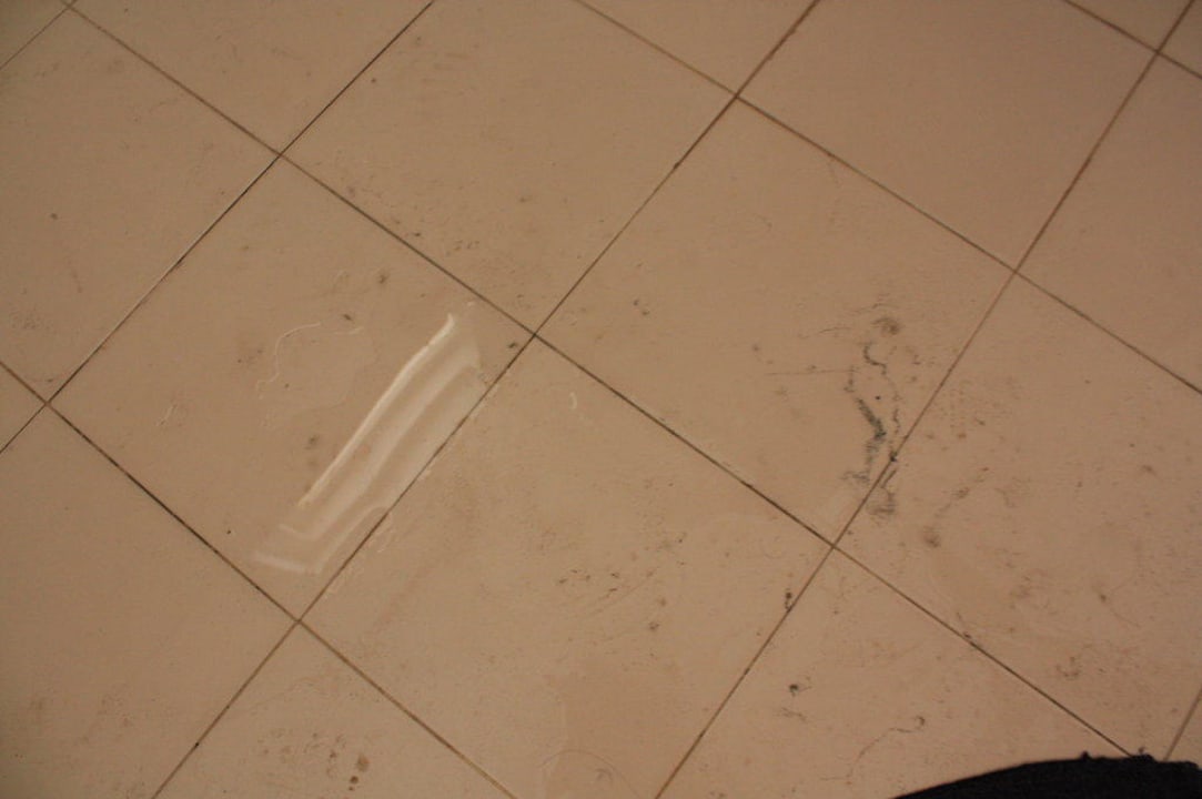 Badezimmer ständig unter Wasser Hotel Sanmali Beach