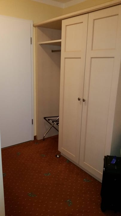 Kleiderschrank Hotel Ampervilla