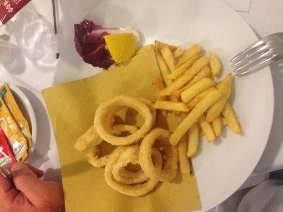 Tiefgefrorene calamaris mit pommes Hotel Anny