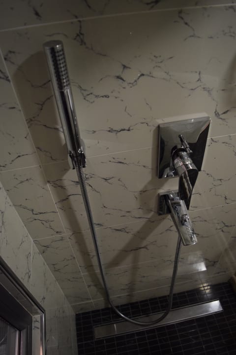 Armatur in der Duschkabine. Die Handbrause in Stick-Form. Berjer Boutique Hotel & Spa