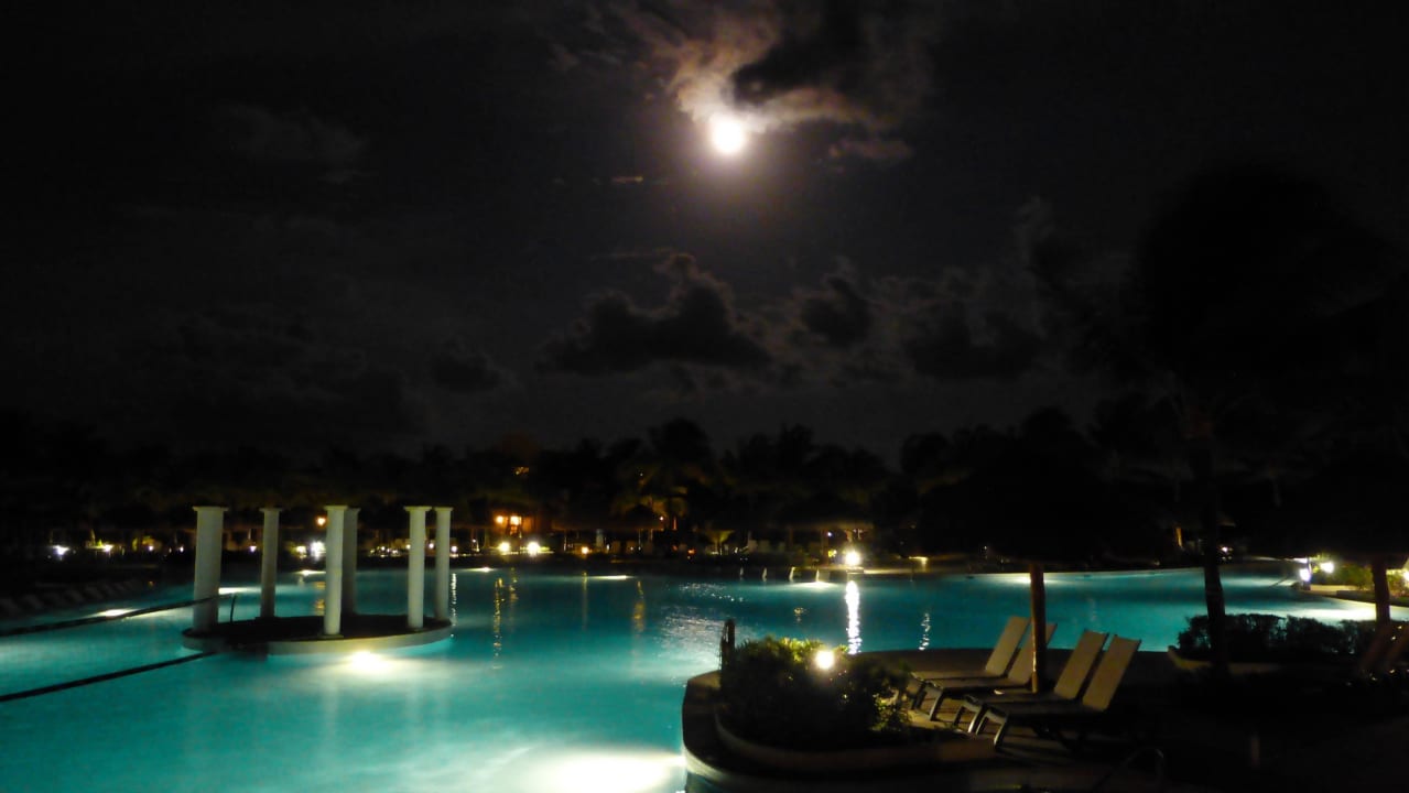 Pool bei Nacht Grand Palladium Kantenah Resort & Spa