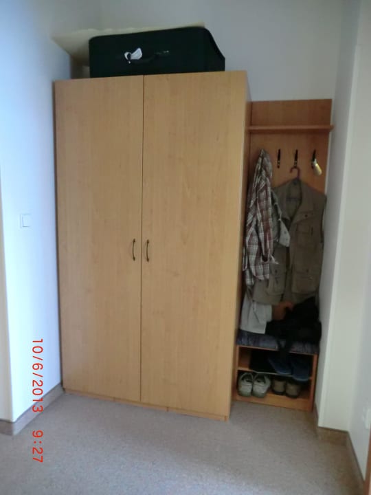 Kleiderschrank mit Garderobe. Hotel Paris