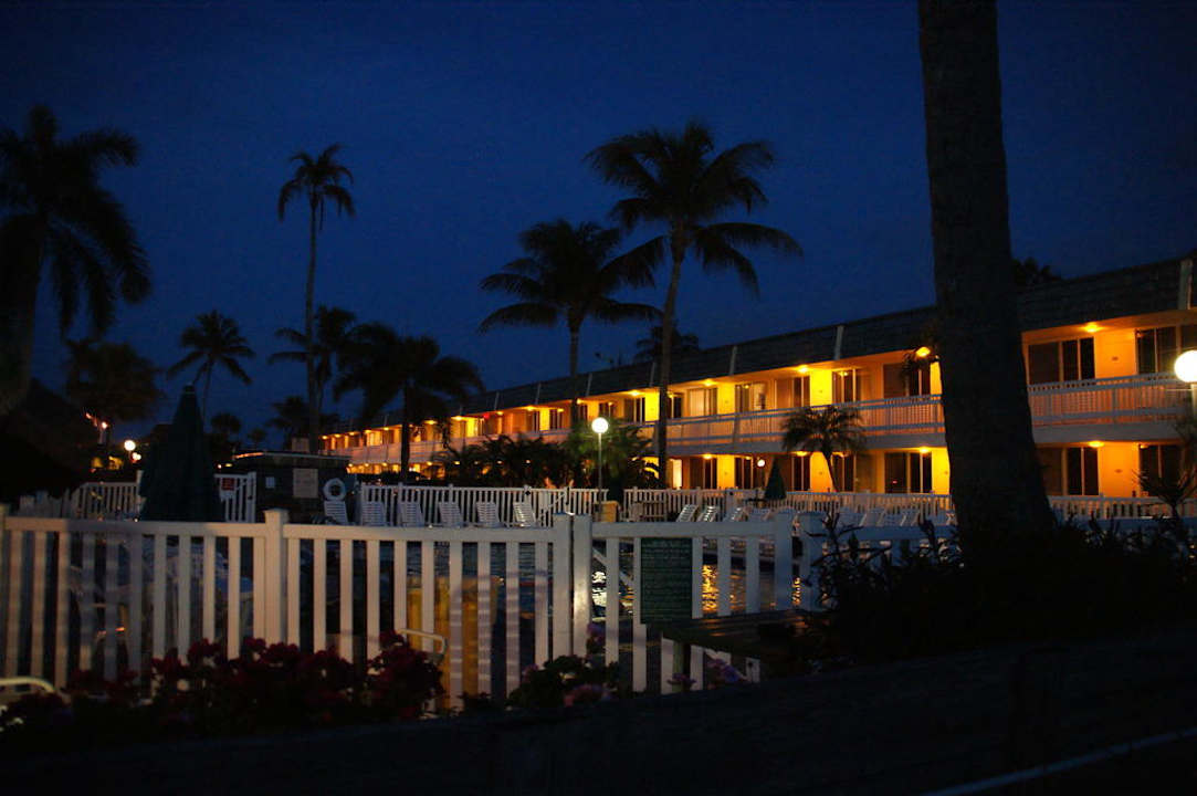 Richtung Pool, Bar ist links rüber Hotel Outrigger Beach Resort