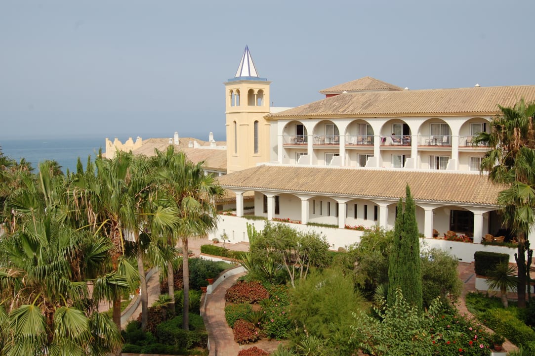 Blick auf den markanten Turm der Hotelanlage Fuerte Conil-Resort