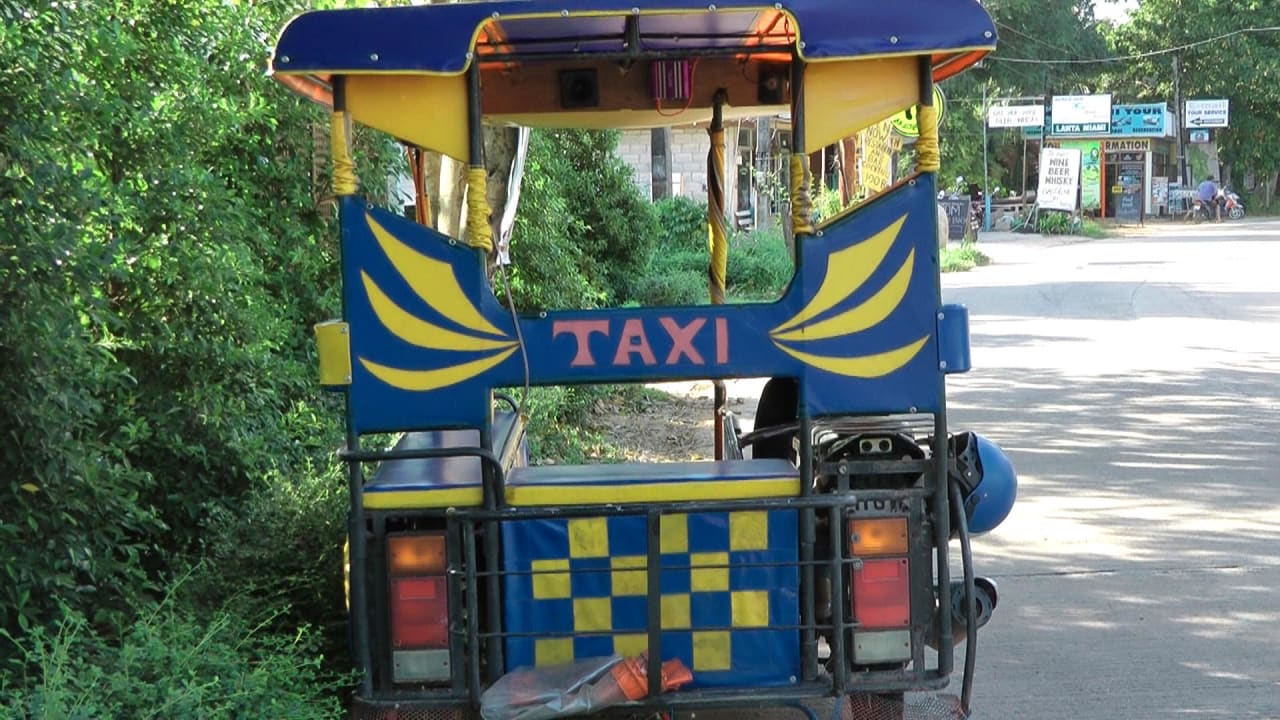 Tuk-Tuk vor dem Hotel Sri Lanta Resort
