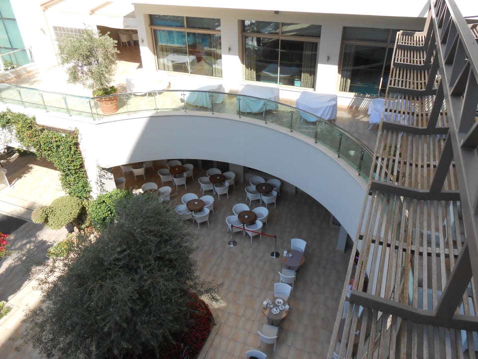 Blick auf die Terrasse Port Side Resort Hotel